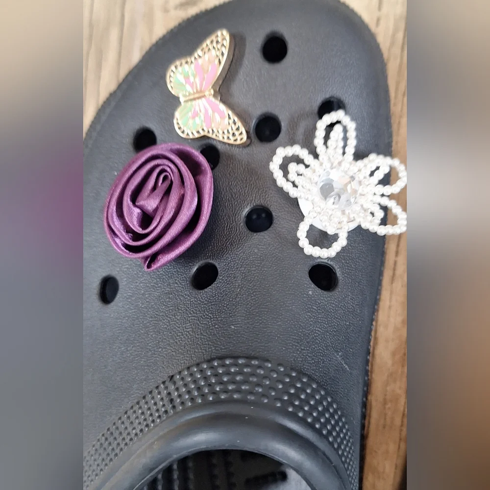 CROCS Kids/ Womens Black Shoes with Butterfly Accents Sz. J6/ M6/ W8